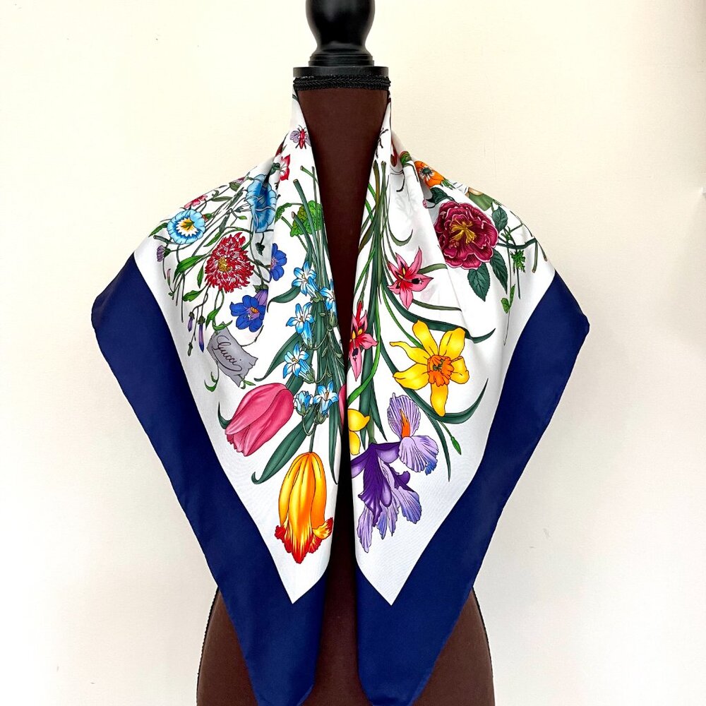 New Gucci Flora V. Accornero Floral White Blue Border Silk Scarf - Picture 3 of 14